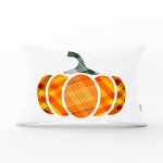 - Rh-Dik-8714-Gorsel1 - Realhomes Beyaz Zemin Üzerinde Ekose Desenli Balkabak Motifli Dikdörtgen Yastık Kırlent Kılıfı Realhomes