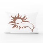 - Rh-Dik-8836-Gorsel1 - Realhomes Beyaz Zemin Üzerinde Onedraw Çizimli Güneş Tutan El Desenli Dikdörtgen Yastık Kırlent Kılıfı Realhomes