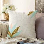 - Sonil-K-7004-Gorsel1 - Realhomes  Açık Krem Zeminli Pembe Mavi Gold Yapraklar Dijital Baskılı Modern Raşel Kadife Yastık Kılıfı Realhomes