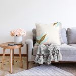 - Sonil-K-7004-Gorsel2 - Realhomes  Açık Krem Zeminli Pembe Mavi Gold Yapraklar Dijital Baskılı Modern Raşel Kadife Yastık Kılıfı Realhomes