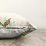 - Sonil-K-7004-Gorsel3 - Realhomes  Açık Krem Zeminli Pembe Mavi Gold Yapraklar Dijital Baskılı Modern Raşel Kadife Yastık Kılıfı Realhomes