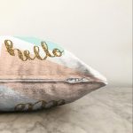 - Sonil-K-7005-Gorsel3 - Realhomes Gold Hello Yazılı Modern Motifler Dijital Baskılı Modern Raşel Kadife Yastık Kırlent Kılıfı Realhomes