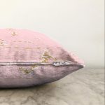 - Sonil-K-7008-Gorsel3 - Realhomes  Pembe Zemin Mermer Motifli Dijital Baskılı Modern Raşel Kadife Yastık Kırlent Kılıfı Realhomes