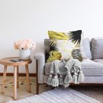 - Sonil-K-7010-Gorsel2 - Realhomes Mermer Zeminli Gold Ve Siyah Yapraklar Dijital Baskılı Modern Raşel Kadife Kırlent Kılıfı Realhomes