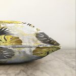 - Sonil-K-7010-Gorsel3 - Realhomes Mermer Zeminli Gold Ve Siyah Yapraklar Dijital Baskılı Modern Raşel Kadife Kırlent Kılıfı Realhomes