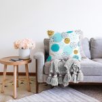 Beyaz Zeminde Mavi Gold Puanlı Dijital Baskılı Modern Raşel Kadife Yastık Kırlent Kılıfı Realhomes