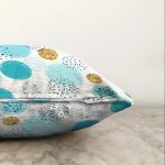 Beyaz Zeminde Mavi Gold Puanlı Dijital Baskılı Modern Raşel Kadife Yastık Kırlent Kılıfı Realhomes