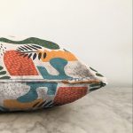 - Sonil-K-7021-Gorsel3 - Realhomes Ekru Zeminde Sanatsal Motifler Dijital Baskılı Modern Raşel Kadife Yastık Kırlent Kılıfı Realhomes