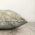 - Sonil-K-7040-Gorsel3 - Realhomes  Vizon Zeminde Deniz Salyangozu Motifli Dijital Baskılı Modern Raşel Kadife Kırlent Kılıfı Realhomes