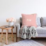 - Sonil-K-7043-Gorsel2 - Realhomes Pudra Zeminde Gold Ve Beyaz Detaylı Dijital Baskılı Modern Raşel Kadife Yastık Kırlent Kılıfı Realhomes