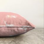 - Sonil-K-7043-Gorsel3 - Realhomes Pudra Zeminde Gold Ve Beyaz Detaylı Dijital Baskılı Modern Raşel Kadife Yastık Kırlent Kılıfı Realhomes