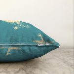 Turkuaz Zeminde Gold Detaylı Dijital Baskılı Modern Raşel Kadife Yastık Kırlent Kılıfı Realhomes