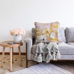 - Sonil-K-7049-Gorsel2 - Realhomes Gold Detaylı Soyut Çizimli Dijital Baskılı Modern Raşel Kadife Yastık Kırlent Kılıfı Realhomes