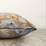 - Sonil-K-7049-Gorsel3 - Realhomes Gold Detaylı Soyut Çizimli Dijital Baskılı Modern Raşel Kadife Yastık Kırlent Kılıfı Realhomes