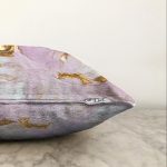 - Sonil-K-7050-Gorsel3 - Realhomes  Gold Detaylı Soyut Çizimli Dijital Baskılı Modern Raşel Kadife Yastık Kırlent Kılıfı Realhomes