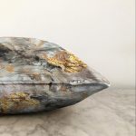 - Sonil-K-7052-Gorsel3 - Realhomes  Gold Detaylı Soyut Çizimli Dijital Baskılı Modern Raşel Kadife Yastık Kırlent Kılıfı Realhomes