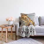 - Sonil-K-7054-Gorsel2 - Realhomes  Gold Detaylı Soyut Çizimli Dijital Baskılı Modern Raşel Kadife Yastık Kırlent Kılıfı Realhomes