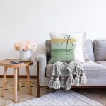 - Sonil-K-7070-Gorsel2 - Realhomes  Pastel Renkli Zemin Üzerine Onedraw Yaprak Çizimli Modern Raşel Kadife Kırlent Kılıfı Realhomes