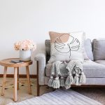 - Sonil-K-7071-Gorsel2 - Realhomes  Pastel Renkli Zemin Üzerine Onedraw Yaprak Çizimli Modern Raşel Kadife Yastık Kırlent Kılıfı Realhomes