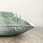 - Sonil-K-7072-Gorsel3 - Realhomes  Pastel Renkli Zemin Üzerine Onedraw Yaprak Çizimli Modern Raşel Kadife Yastık Kırlent Kılıfı Realhomes