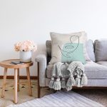 - Sonil-K-7074-Gorsel2 - Realhomes  Soft Zeminde Renkli Bayan Silüet Çizimli Dijital Baskılı Modern Raşel Kadife Kırlent Kılıfı Realhomes