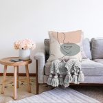 - Sonil-K-7075-Gorsel2 - Realhomes  Pastel Renkli Zemin Üzerine Onedraw Çizimli Dijital Baskılı Modern Raşel Kadife Kırlent Kılıfı Realhomes