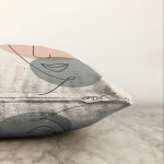 - Sonil-K-7075-Gorsel3 - Realhomes  Pastel Renkli Zemin Üzerine Onedraw Çizimli Dijital Baskılı Modern Raşel Kadife Kırlent Kılıfı Realhomes