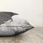 - Sonil-K-7090-Gorsel3 - Realhomes  Renkli Zeminde Leylek Desenli Dijital Baskılı Modern Raşel Kadife Yastık Kırlent Kılıfı Realhomes