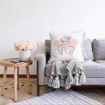 - Sonil-K-7091-Gorsel2 - Realhomes  Beyaz Zeminde Bayan Desenli Dijital Baskılı Modern Raşel Kadife Yastık Kırlent Kılıfı Realhomes