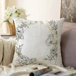 Beyaz Zeminde Gul Desenli Gold Detaylı Dijital Baskılı Modern Raşel Kadife Kırlent Kılıfı Realhomes