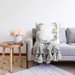 Beyaz Zeminde Gul Desenli Gold Detaylı Dijital Baskılı Modern Raşel Kadife Kırlent Kılıfı Realhomes