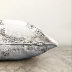 Beyaz Zeminde Gul Desenli Gold Detaylı Dijital Baskılı Modern Raşel Kadife Kırlent Kılıfı Realhomes