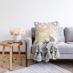 Beyaz Zemınli Soft Renkli Yapraklı Dijital Baskılı Modern Raşel Kadife Yastık Kırlent Kılıfı Realhomes