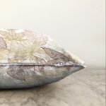 Beyaz Zemınli Soft Renkli Yapraklı Dijital Baskılı Modern Raşel Kadife Yastık Kırlent Kılıfı Realhomes