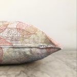 Beyaz Zemınli Soft Renkli Yapraklı Dijital Baskılı Modern Raşel Kadife Yastık Kırlent Kılıfı Realhomes