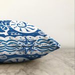 - Sonil-K-7111-Gorsel3 - Realhomes Mavi Zeminli Deniz Feneri Desenli Dijital Baskılı Modern Raşel Kadife Yastık Kırlent Kılıfı Realhomes