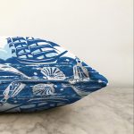 - Sonil-K-7113-Gorsel3 - Realhomes Gold Zemin Uzerinde Sıyah Zigzag Çizimli Dijital Baskılı Modern Raşel Kadife Yastık Kılıfı Realhomes