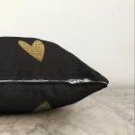 - Sonil-K-7115-Gorsel3 - Realhomes  Siyah Zeminde Coklu Gold Kalp Desenli Dijital Baskılı Modern Raşel Kadife Yastık Kırlent Kılıfı Realhomes