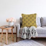 - Sonil-K-7121-Gorsel2 - Realhomes Gold Zeminde Beyaz Ok Motifli Dijital Baskılı Modern Raşel Kadife Yastık Kırlent Kılıfı Realhomes