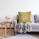 Gold Zeminde Ok Çizimli Dijital Baskılı Modern Raşel Kadife Yastık Kırlent Kılıfı Realhomes
