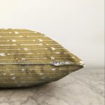 Gold Zeminde Ok Çizimli Dijital Baskılı Modern Raşel Kadife Yastık Kırlent Kılıfı Realhomes