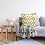 Gold Zeminde Gold Ucgen Detaylı Dijital Baskılı Modern Raşel Kadife Yastık Kırlent Kılıfı Realhomes