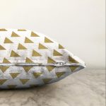 Beyaz Zeminde Gold Ucgen Detaylı Dijital Baskılı Modern Raşel Kadife Yastık Kırlent Kılıfı Realhomes
