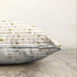 - Sonil-K-7125-Gorsel3 - Realhomes Beyaz Zeminde Gold Ok Motifli Dijital Baskılı Modern Raşel Kadife Yastık Kırlent Kılıfı Realhomes