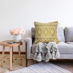 - Sonil-K-7126-Gorsel2 - Realhomes Gold Zeminde Beyaz Bohem Çizimli Dijital Baskılı Modern Raşel Kadife Yastık Kırlent Kılıfı Realhomes