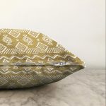 - Sonil-K-7126-Gorsel3 - Realhomes Gold Zeminde Beyaz Bohem Çizimli Dijital Baskılı Modern Raşel Kadife Yastık Kırlent Kılıfı Realhomes