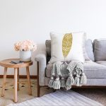 - Sonil-K-7128-Gorsel2 - Realhomes  Beyaz Zeminde Gold Kuş Tüyü Desenli Dijital Baskılı Modern Raşel Kadife Yastık Kırlent Kılıfı Realhomes