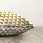 - Sonil-K-7129-Gorsel3 - Realhomes Beyaz Zeminde Gold Üçgen Desenli Dijital Baskılı Modern Raşel Kadife Yastık Kırlent Kılıfı Realhomes