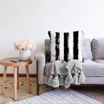 Beyaz Zeminli Siyah Renkli Çizgi Dijital Baskılı Modern Raşel Kadife Yastık Kırlent Kılıfı Realhomes