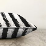 Beyaz Zeminli Siyah Renkli Çizgi Dijital Baskılı Modern Raşel Kadife Yastık Kırlent Kılıfı Realhomes
